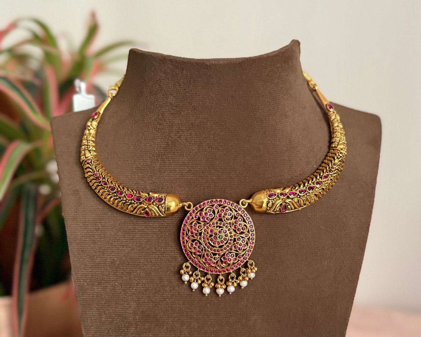 Round Kundan Necklace